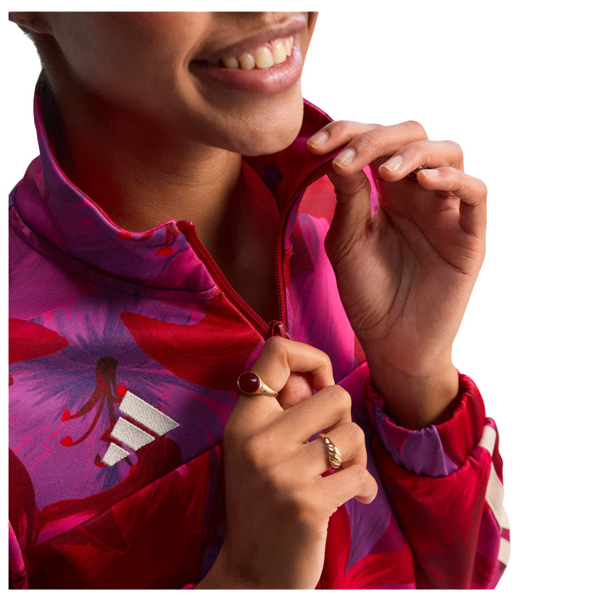 Chamarra Adidas Farm Tiro TT KD4634 para mujer de color rosa con estampado floral de uso casual y deportivo