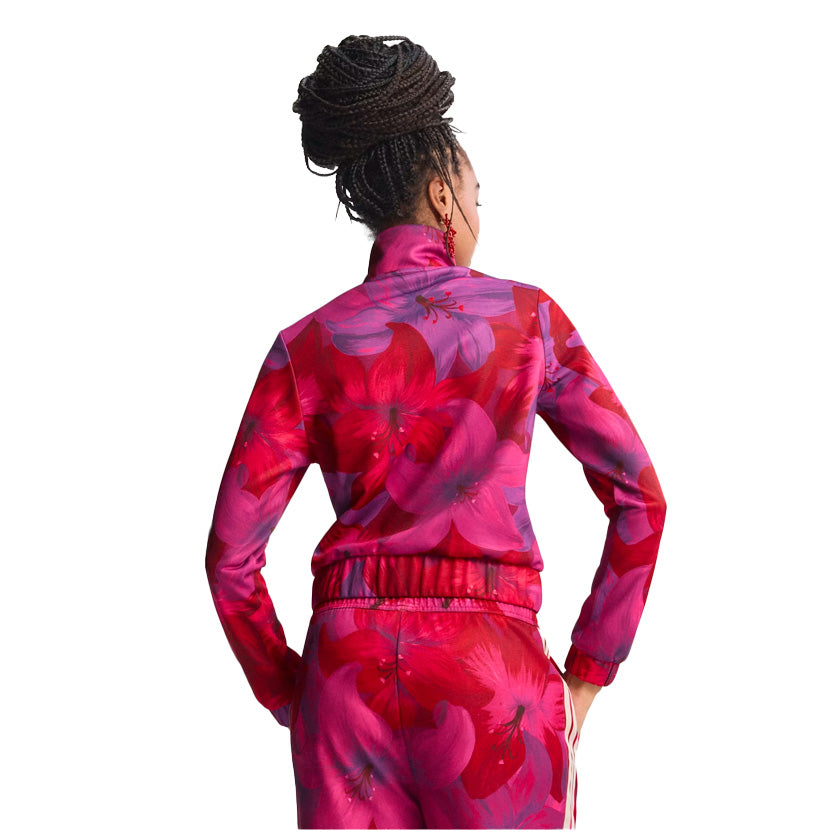 Chamarra Adidas Farm Tiro TT KD4634 para mujer de color rosa con estampado floral de uso casual y deportivo