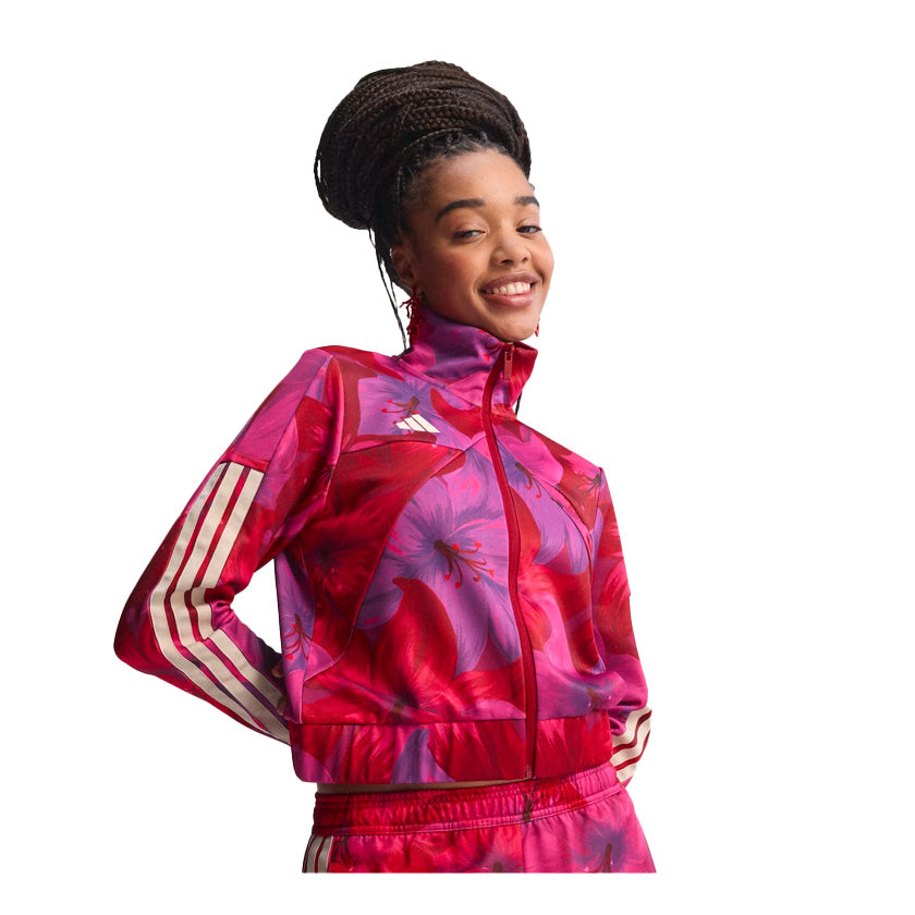 Chamarra Adidas Farm Tiro TT KD4634 para mujer de color rosa con estampado floral de uso casual y deportivo