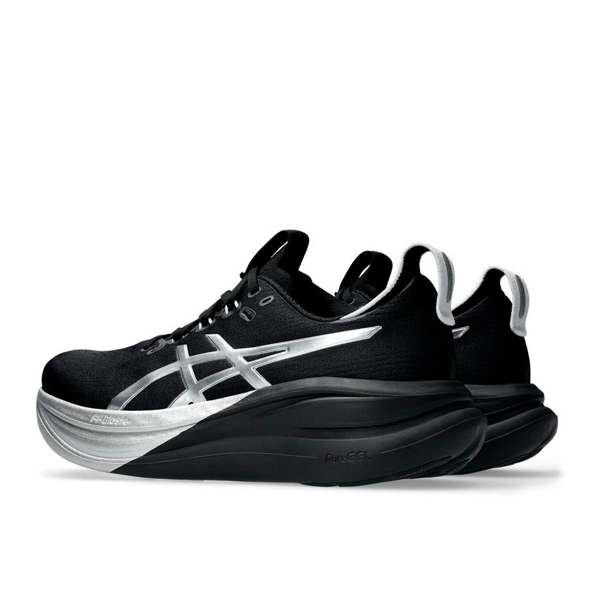 Tenis Asics GEL-Nimbus 28 Platinum 1011C214.001 para hombre de color negro con detalles en plata de uso para correr