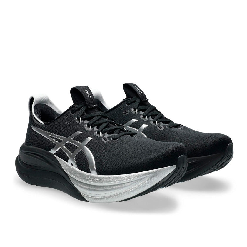 Tenis Asics GEL-Nimbus 28 Platinum 1011C214.001 para hombre de color negro con detalles en plata de uso para correr