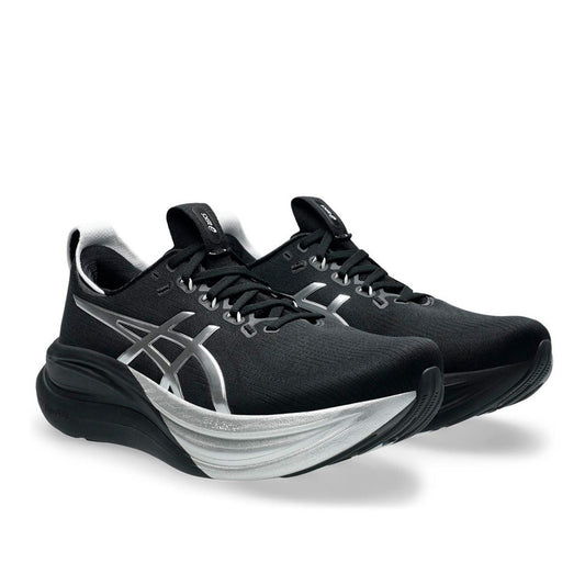 Tenis Asics GEL-Nimbus 28 Platinum 1011C214.001 para hombre de color negro con detalles en plata de uso para correr