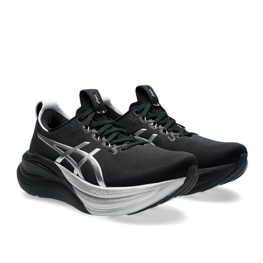 Tenis Asics GEL-Nimbus 28 Platinum 1012B978.001 para mujer de color negro con detalles en plata de uso para correr