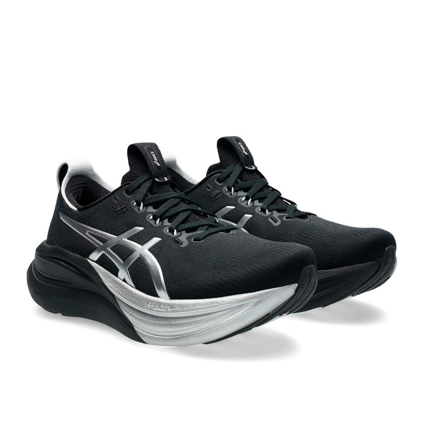 Tenis Asics GEL-Nimbus 28 Platinum 1012B978.001 para mujer de color negro con detalles en plata de uso para correr
