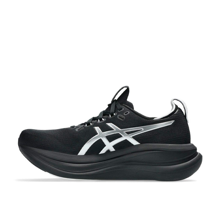 Tenis Asics GEL-Nimbus 28 Platinum 1012B978.001 para mujer de color negro con detalles en plata de uso para correr