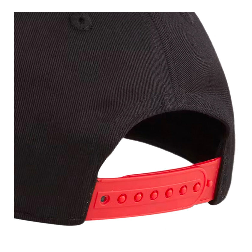 Gorra Puma ACM Fan BB Cap 025035 02 unisex de color negro con rojo con escudo del AC Milan de uso casual