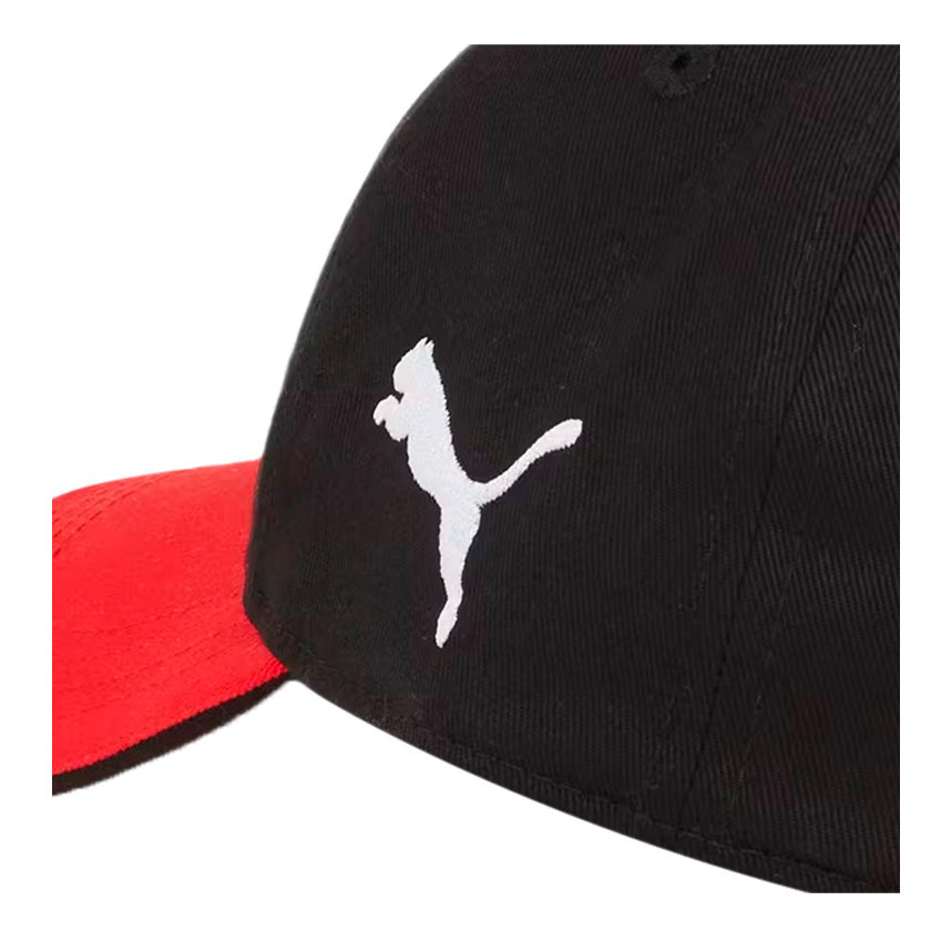 Gorra Puma ACM Fan BB Cap 025035 02 unisex de color negro con rojo con escudo del AC Milan de uso casual
