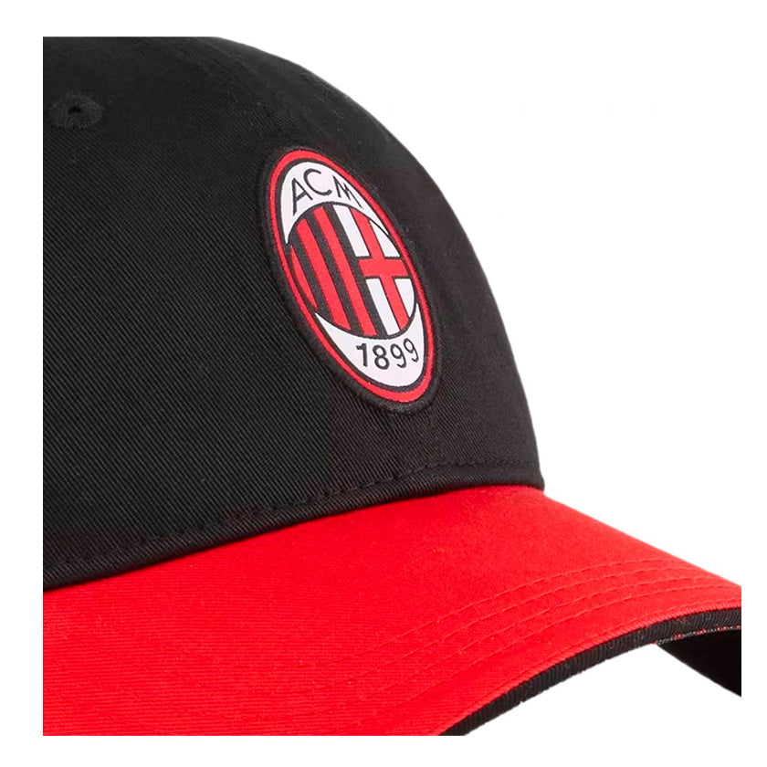 Gorra Puma ACM Fan BB Cap 025035 02 unisex de color negro con rojo con escudo del AC Milan de uso casual