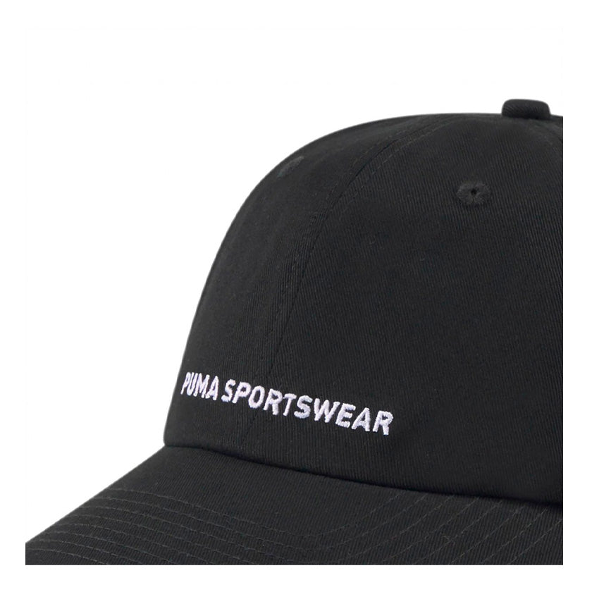 Gorra Puma Sportswear Cap 024036 01 unisex de color negro con letras en blanco de uso casual