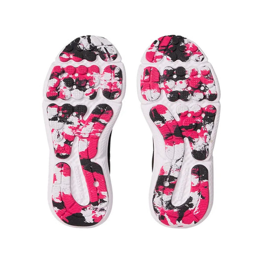 Tenis Under Armour W Charged Assert 10 3026179-005 para mujer de color negro con rosa de uso para entrenamiento